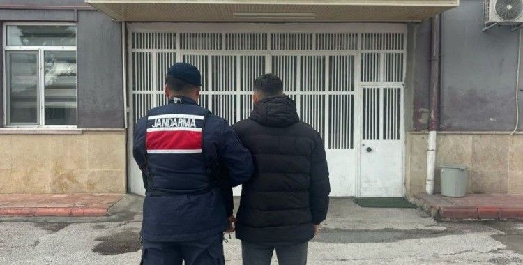 Aranan şahsı jandarma yakaladı