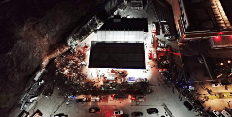 Samsun’da heyelan felaketi: Canik İlçesinde akaryakıt istasyonunda enkaz altında kalanlar var