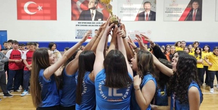 Gölcük’te okullar arası turnuvada dereceye girenler ödüllendirildi