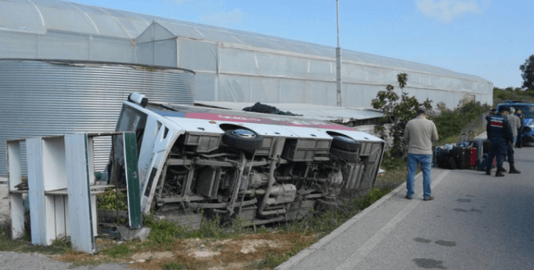 Antalya'da turistleri taşıyan midibüs devrildi: 19 yaralı