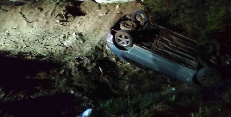 Dere yatağına devirlenen otomobilin sürücüsü yaralandı
