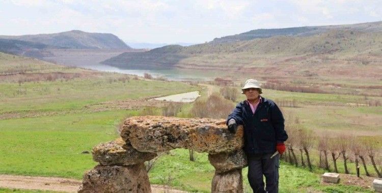 Baraj manzaralı asırlık musalla taşı, köy sakinleri alışsa da ilk kez görenleri ürkütüyor