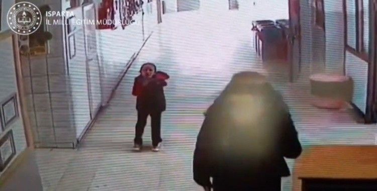 Sınıfta ölümle burun buruna gelen öğrenciye öğretmeni can oldu
