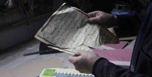 Aşınmış kitaplara 45 yıldır hayat veriyor
