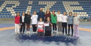 Salihlili güreşçiler, Rize’den madalyalarla döndü

