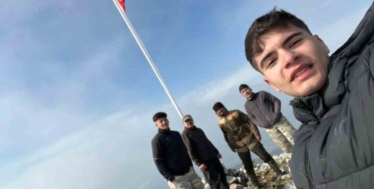 Soma’nın zirvesinde Türk bayrağını dalgalandırdılar