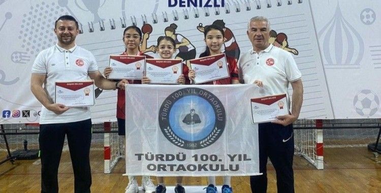 Türdü 100. yıl ortaokulu kız masa tenisi takımı grup şampiyonu oldu
