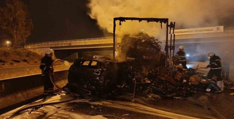 Otoyolda facianın eşiğinden dönüldü: Tıra çarpan cip yanarak küle döndü