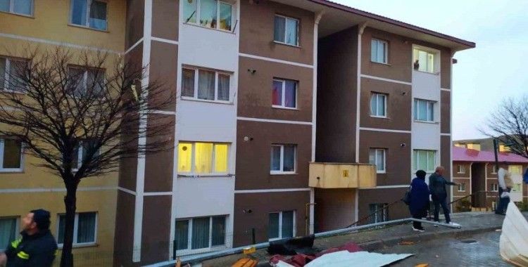 Bayburt’ta kuvvetli rüzgar evlerin çatılarını uçurdu

