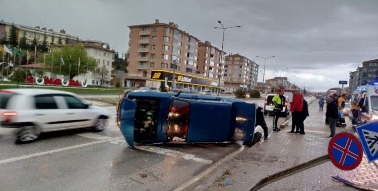 Levhaya çarpan otomobil yan yatarak durabildi: 1 kişi yaralandı