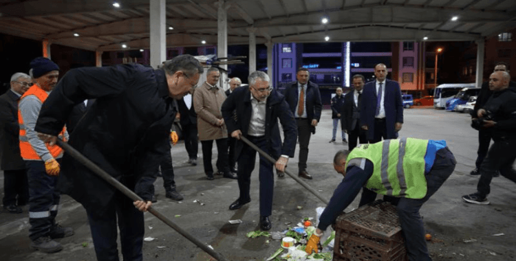 Bakan Işıkhan işçilerle buluştu, temizlik yaptı