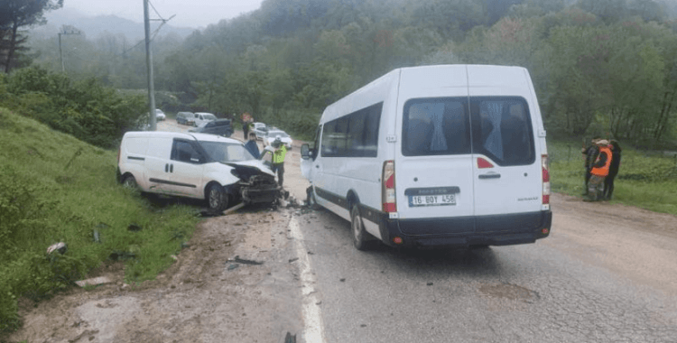 Bursa'da işçi servisi ile hafif ticari araç çarpıştı: 13 yaralı