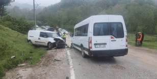 Bursa'da işçi servisi ile hafif ticari araç çarpıştı: 13 yaralı