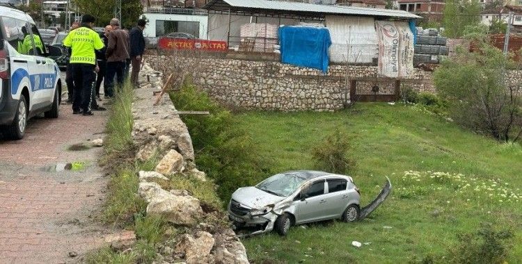 İstinat duvarına çarpan araç bahçeye uçtu: 2 yaralı