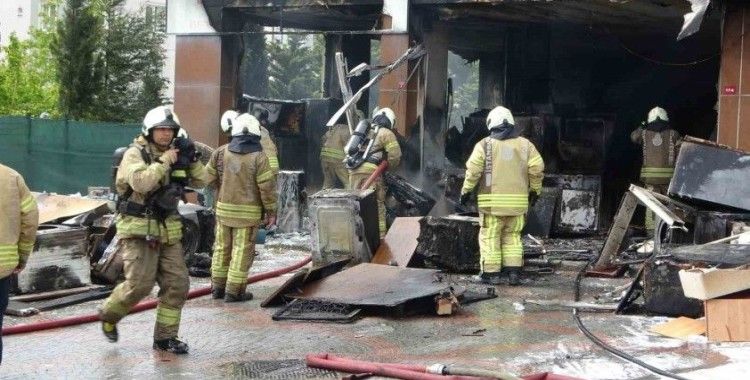 Pendik’te spotçu mağazasında çıkan yangın söndürüldü

