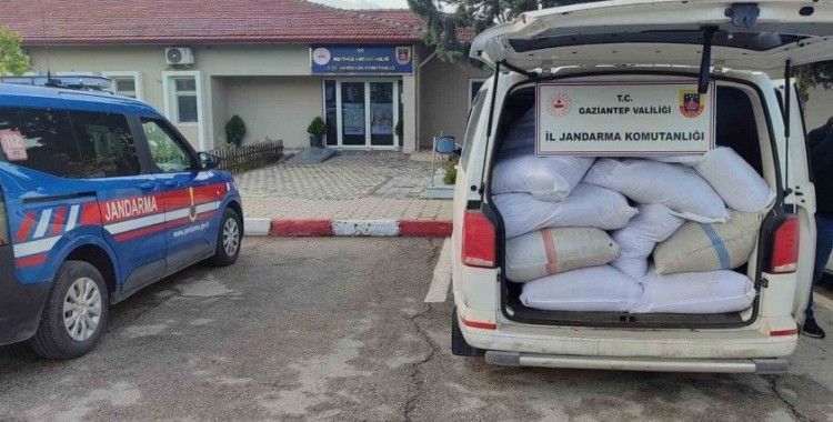 Jandarma milyonluk kaçak malzemeye el koydu
