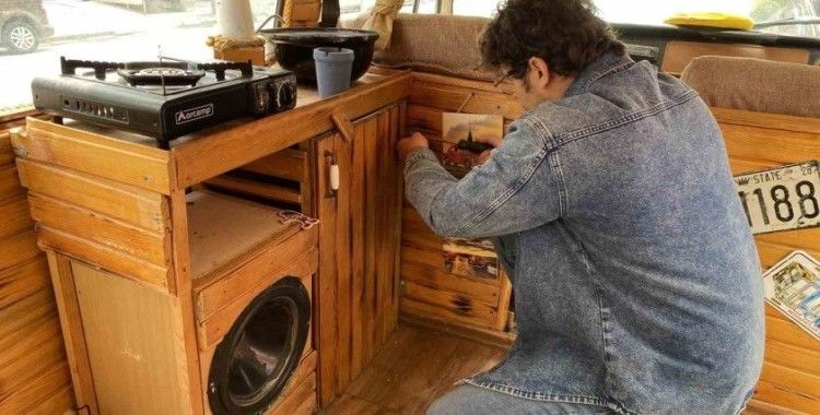 Deprem sonrası Antakya’dan Eskişehir’e geldiği minibüsü karavana çevirdi
