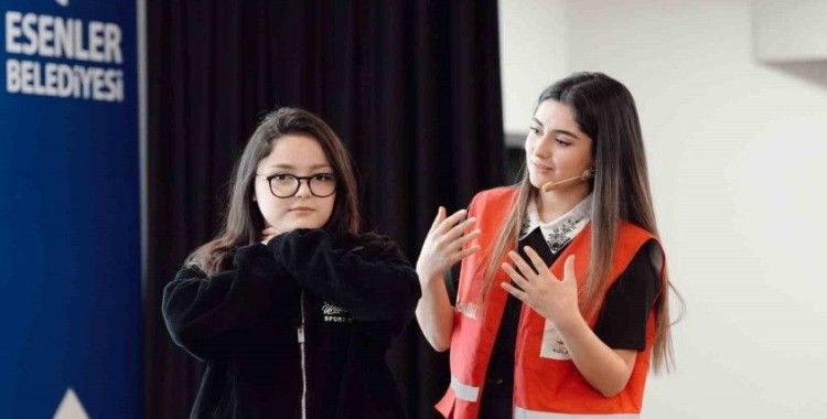 İstanbul’un 39 ilçesinde gençlere eş zamanlı ilk yardım eğitimi
