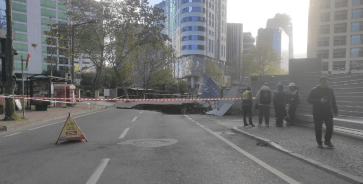 İstanbul Sarıyer'de yol çöktü