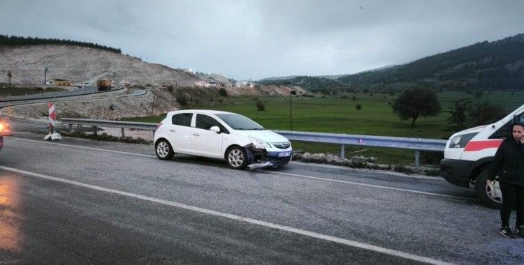 Tekstil işçilerini taşıyan minibüs karşı şeride geçerek otomobille çarpıştı: 1’i ağır 13 yaralı