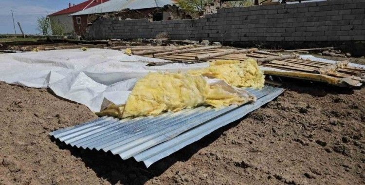 Adilcevaz’da fırtına çatıları uçurdu
