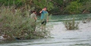 Suların yükseldiğini fark etmeyince ırmaktaki adacıkta mahsur kaldılar
