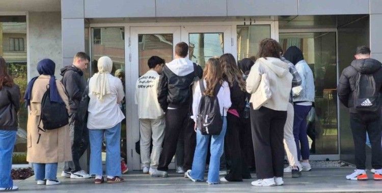 Yer bulamayan geri dönüyor: Mağaza değil, kütüphane kuyruğu
