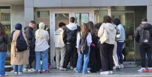 Yer bulamayan geri dönüyor: Mağaza değil, kütüphane kuyruğu
