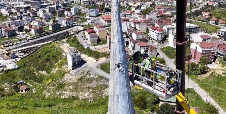 Depremde hasar gören Arnavutköy Sıddık Camii’nin minaresi söküldü