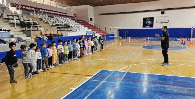 Bilecik anaokulu minikleri voleybol ile tanıştı
