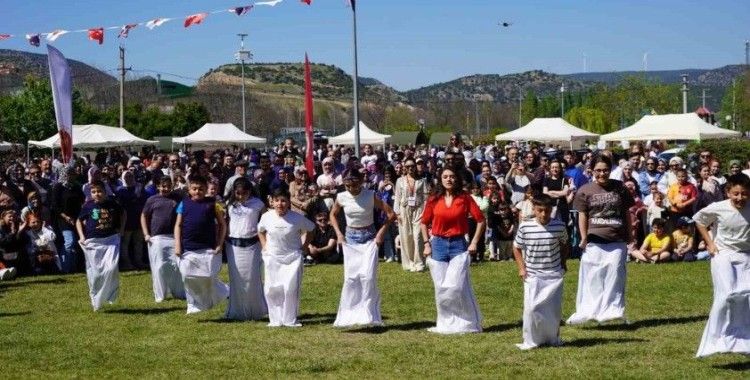 Çocuklar çuvalla koşma, yumurta taşıma ve halat çekme yarışmalarında kıyasıya yarıştı
