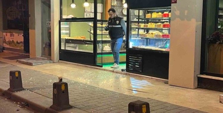 Gaziosmanpaşa’da husumetlisinden kaçarak kafeye saklanan genç, silahlı saldırıda yaralandı
