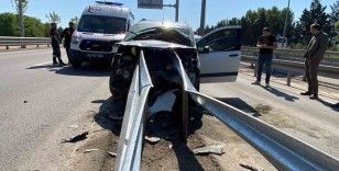 Hafif ticari araç bariyere saplandı

