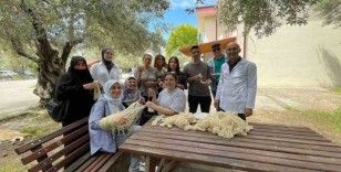TAB öğrencileri geleneksel yöntemlerle yün ipliğini renklendirdi
