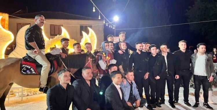 Düğünde takı yerine geline buzağı damada at hediye ettiler
