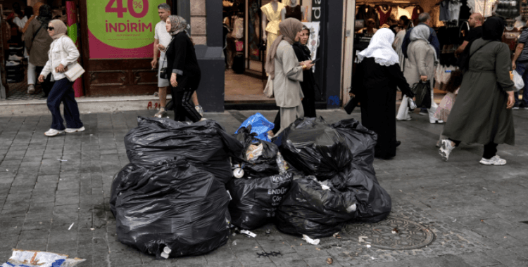 İzmir'de grev: Cadde ve sokaklar çöple doldu