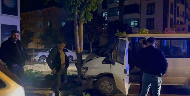 "Dur" ihtarına uymayan ehliyetsiz sürücünün kullandığı araç ağaca çarptı: 38 bin TL ceza yedi

