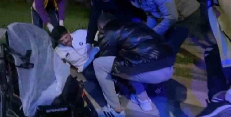 Virajı alamayan motosiklet kaldırıma çarptı: 2 yaralı
