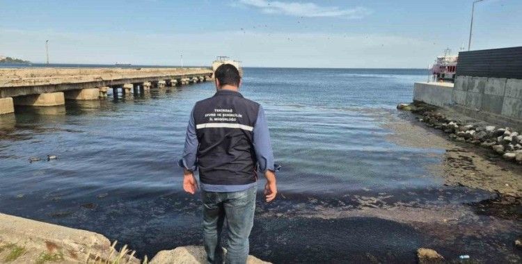 Tekirdağ’da denizin rengi değişti, ağır koku yayıldı
