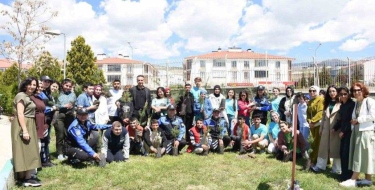 Polislerle öğrenciler fidanları toprakla buluşturdu
