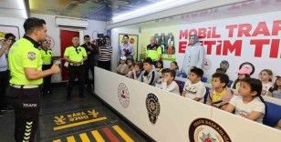Vali Yiğitbaşı, trafik haftası etkinliklerinde çocuklarla buluştu
