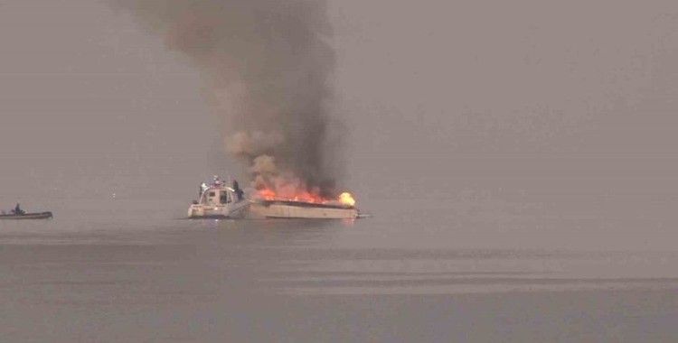 Tuzla’da tekneler alev alev yandı