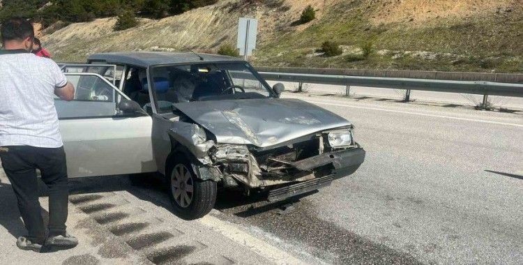 D100’de otomobil kamyona çarptı: 2 yaralı
