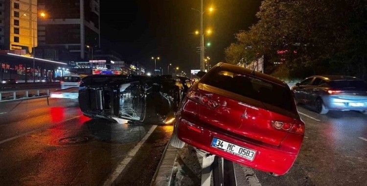 Esenyurt’ta 3 araçlı zincirleme kaza: 2 yaralı
