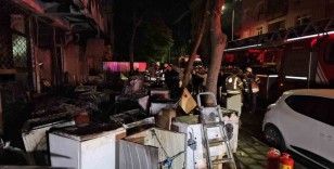 Küçükçekmece’de beyaz eşya deposunda çıkan yangın 3 katlı binayı kül etti
