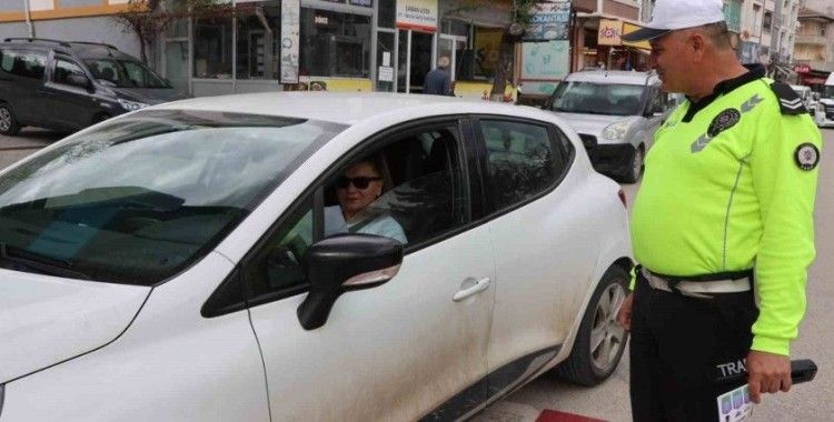 Polislerden hayat kurtaran trafik bilgilendirmesi
