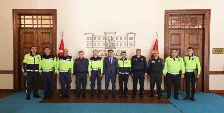 Vali Şefik Aygöl’den trafik personeline başarı belgesi
