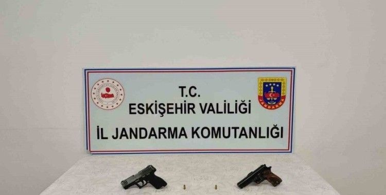 Ruhsatsız tabanca satmaya çalışırken yakalandı