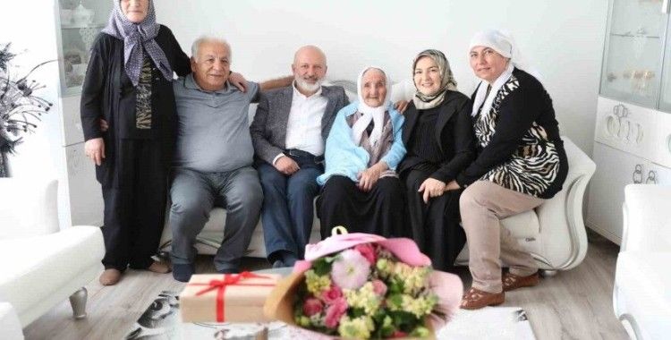 Başkan Çolakbayrakdar’dan 109 yaşındaki Şemşi Nine’ye Anneler Günü sürprizi