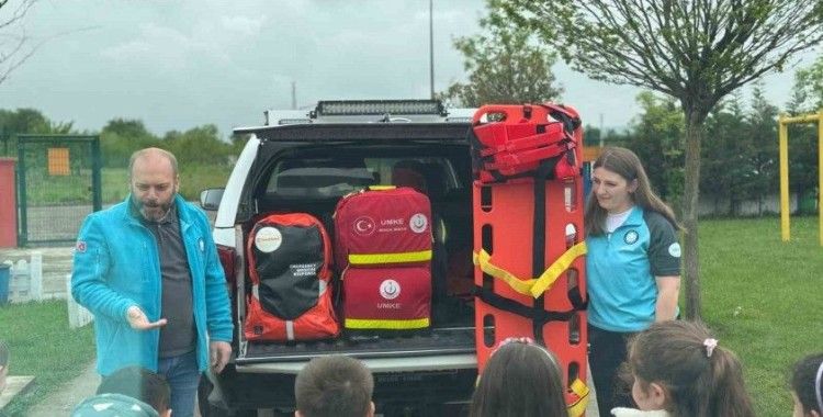 Minik öğrenciler ambulansı merakla inceledi
